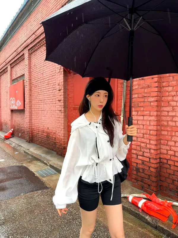 Stylish Women's Jacket, Lightweight and Breathable, Perfect Match