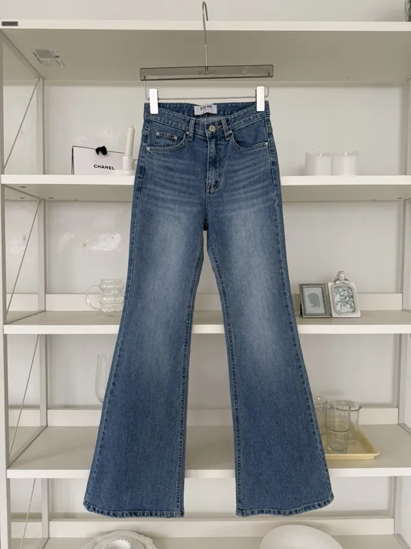 High-Waisted Flare Jeans, Fashionable and Versatile, Showcasing Elegant Curves