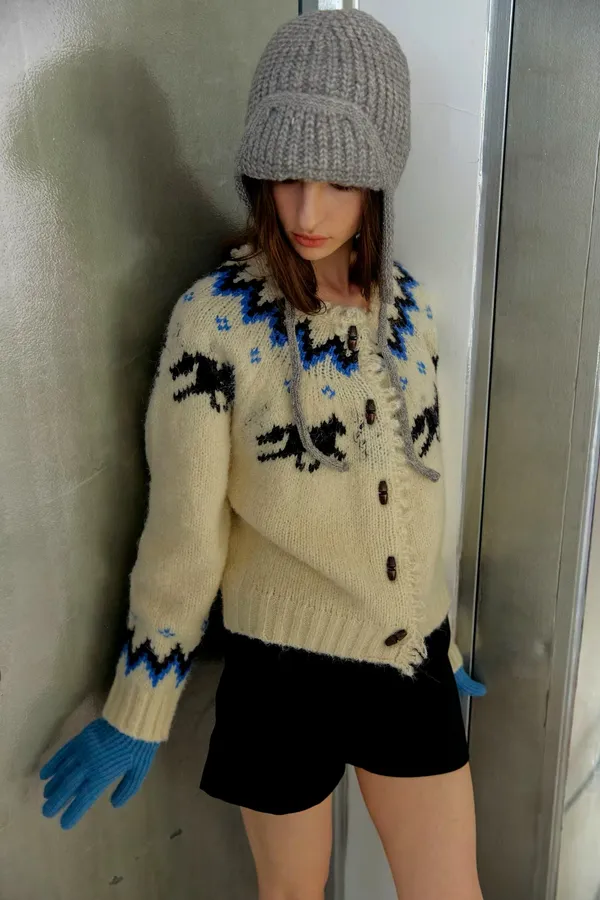 Fashionable Women's Sweater, Warm and Comfortable with Classic Pattern Design