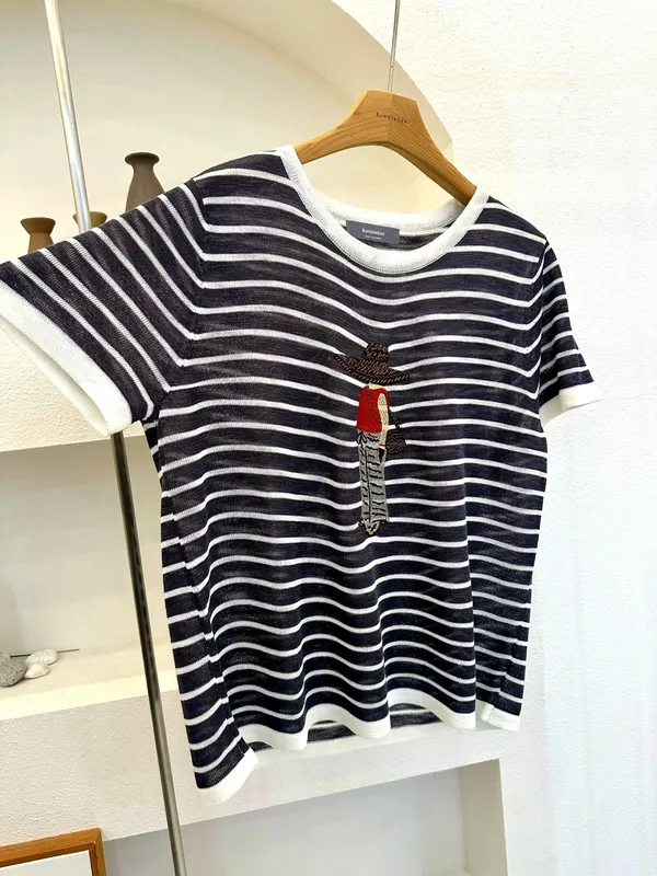 條紋刺繡女裝上衣，休閒時尚