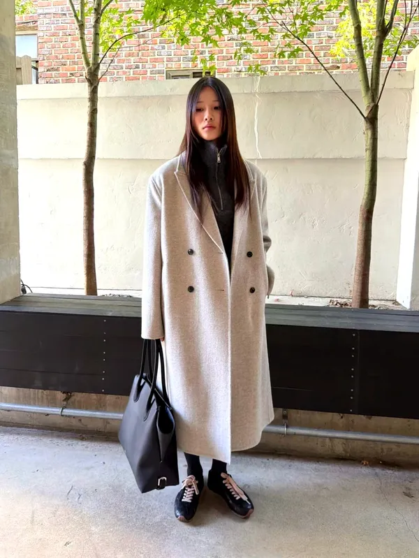 Elegant Double-Breasted Women's Coat - Fashionable and Versatile