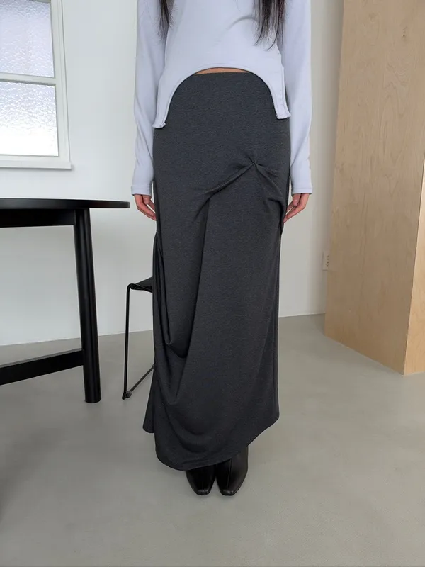 Elegant and Minimalist High-Waisted Maxi Skirt, Comfortable and Form-Fitting Design