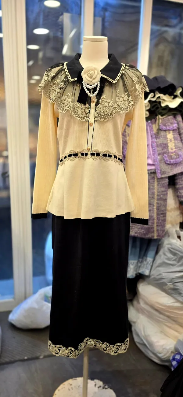 Elegant Women's Outfit Set with Lace Design for a Fashionable Look