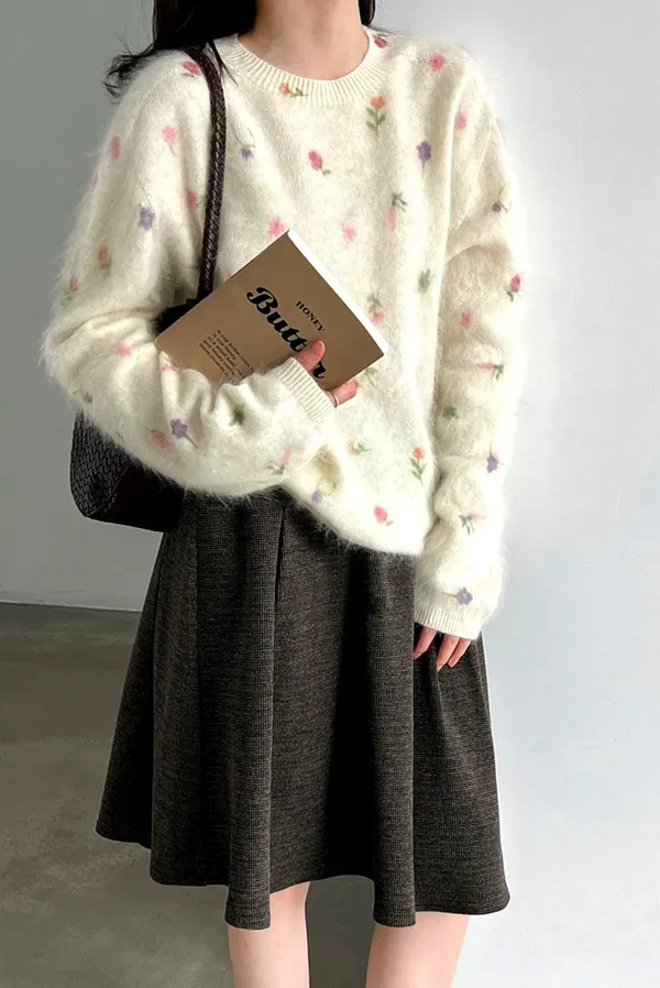 Soft Floral Sweater, Your Essential for a Warm and Cozy Autumn/Winter
