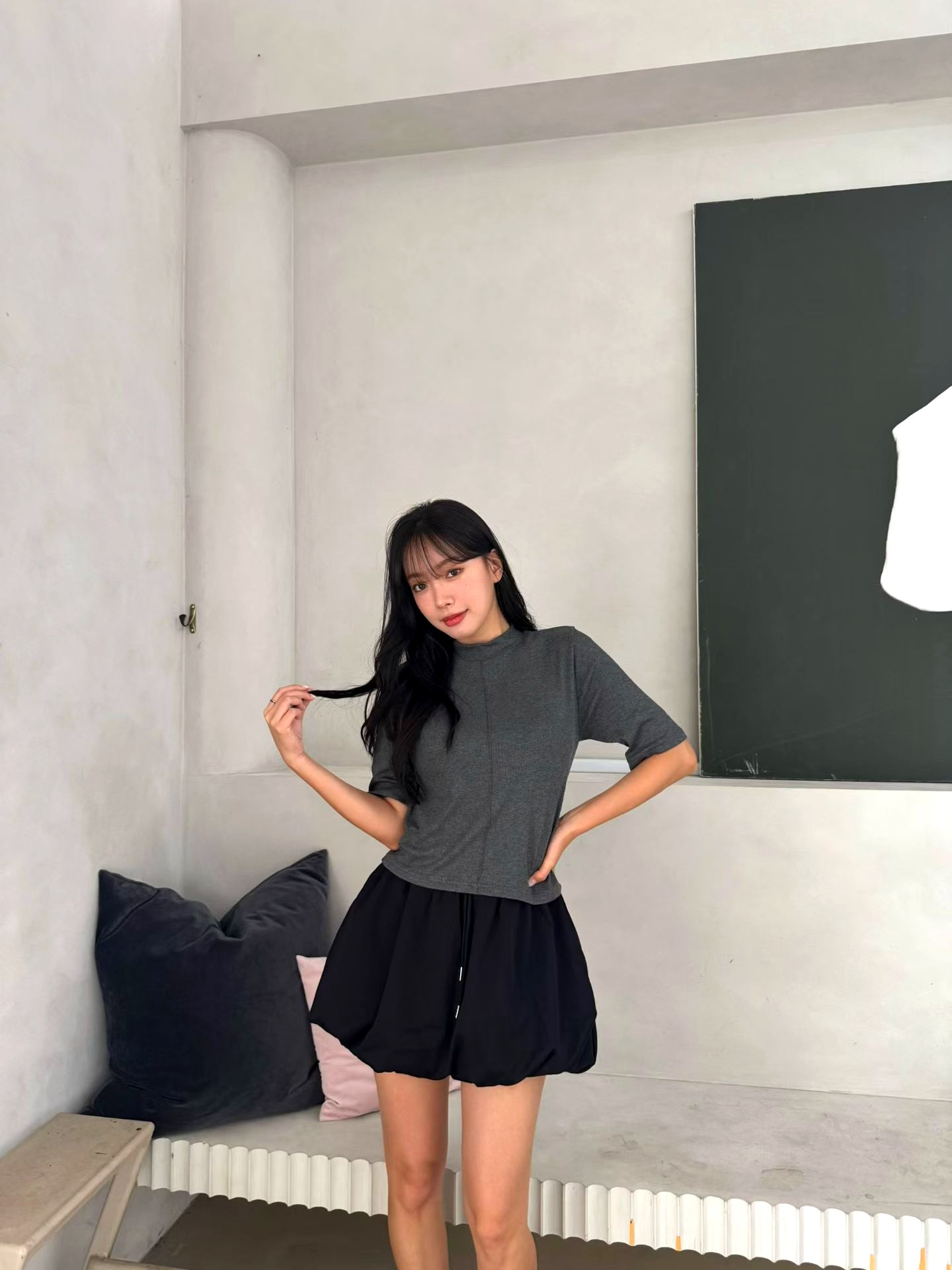 스타일리시하고 미니멀한 회색 반팔 티셔츠 - 편안하고 다재다능한 신상품