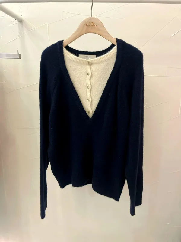 Simple and Comfortable Women's Sweater, V-Neck Design, Versatile Fashion