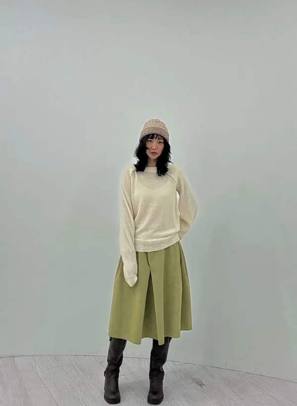 Elegant and Minimalist Women's Top - Comfortable and Breathable for Spring and Autumn