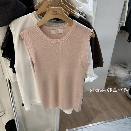 Elegant Sleeveless Knit Top with Lace Trim