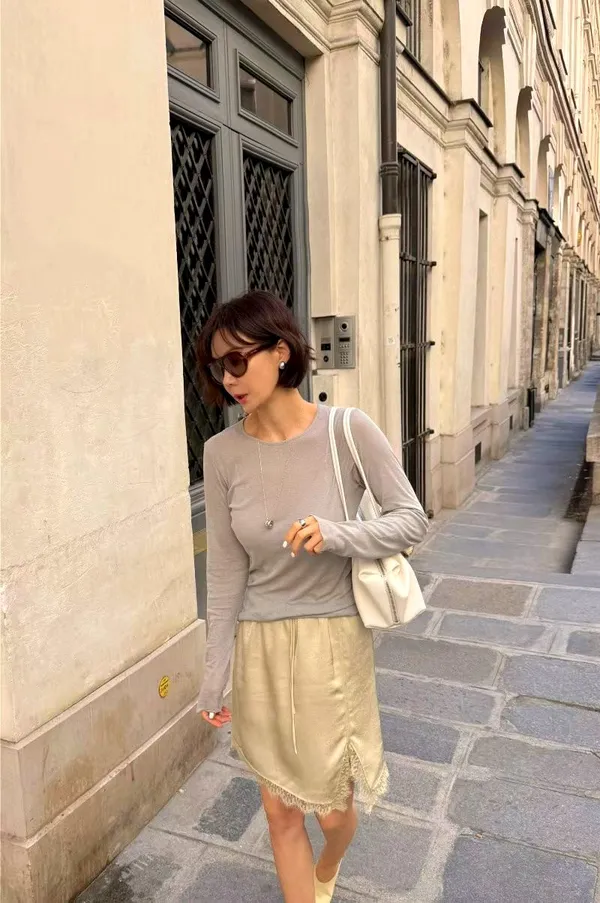 Stylish and Minimalist Long Sleeve T-Shirt, Comfortable and Versatile
