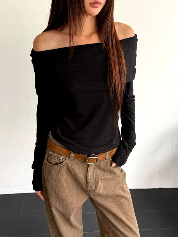 Stylish and Minimalist Women's Top, Comfortable and Versatile