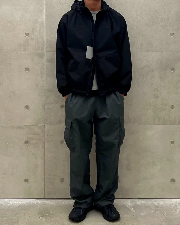 Fashionable men's lightweight jacket, windproof and breathable, suitable for spring and autumn.