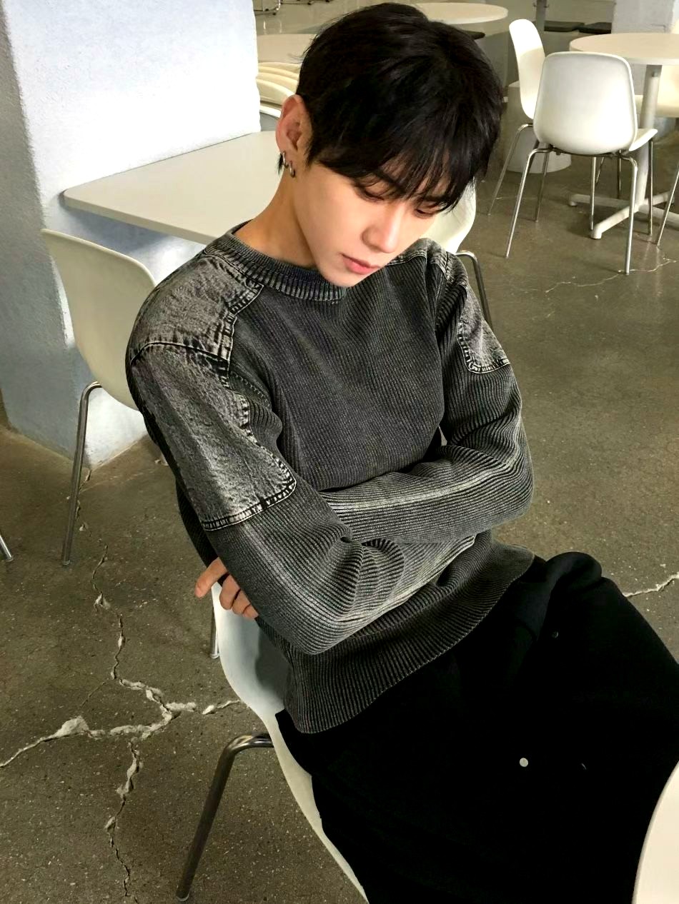 스타일리시한 남성 슬림 핏 니트 탑 - 편안하고 다재다능