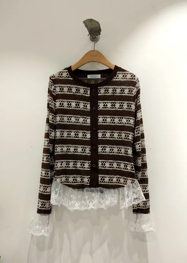Sweet Lace-Trimmed Knitted Top - Warm and Comfortable