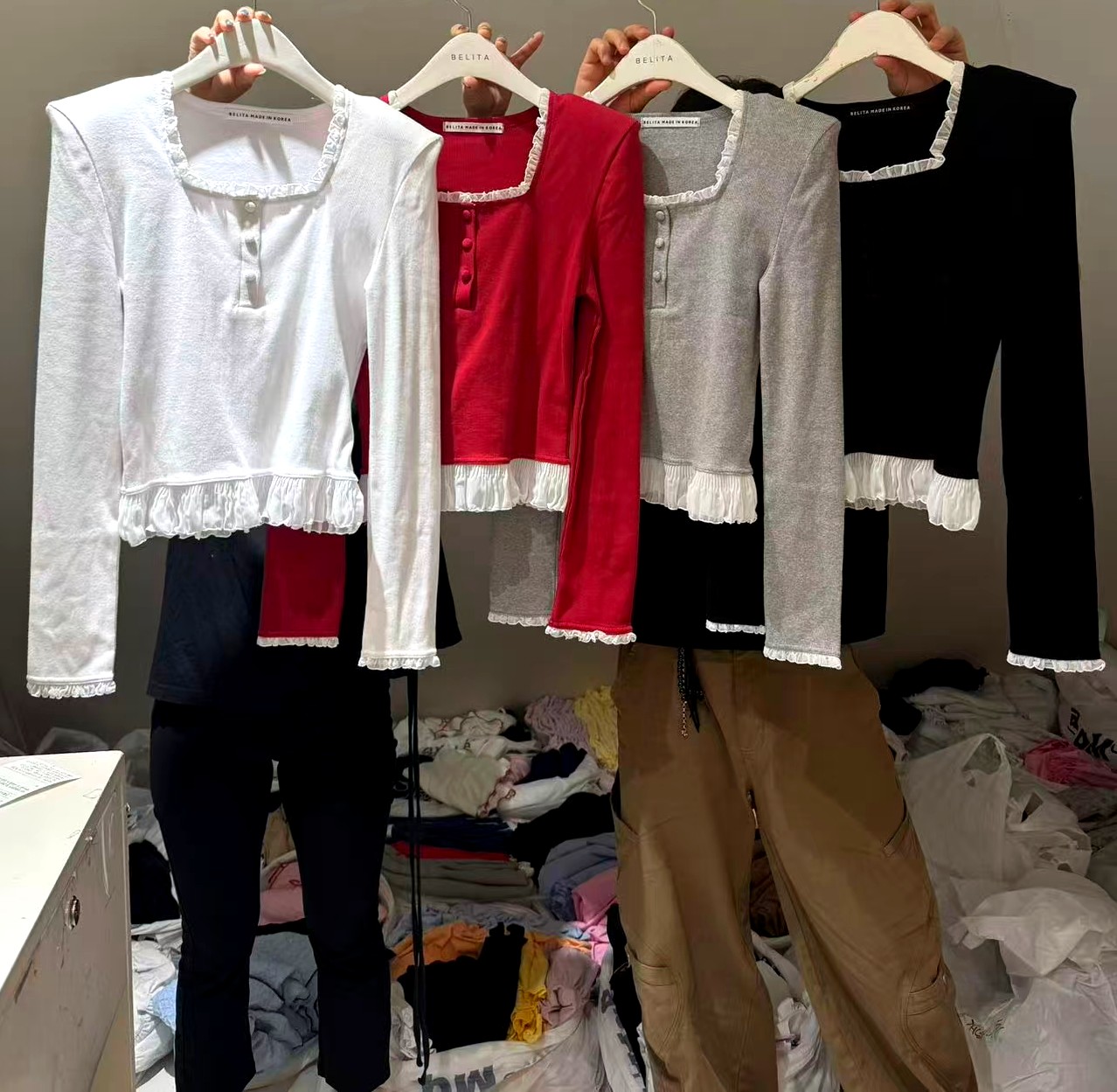 스타일리시한 레이스 트림 탑, 봄과 가을에 적합한 다재다능한 아이템
