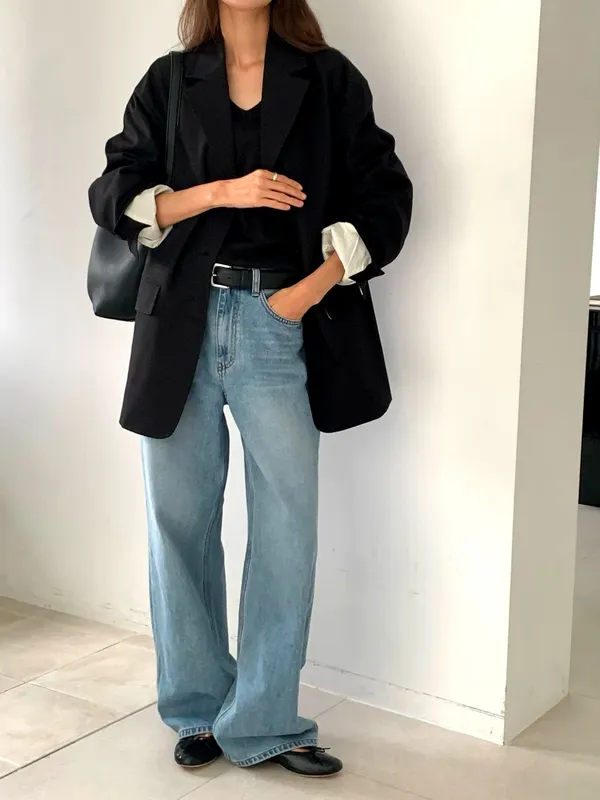 Stylish and Minimalist Women's Jacket - Elegant and Versatile