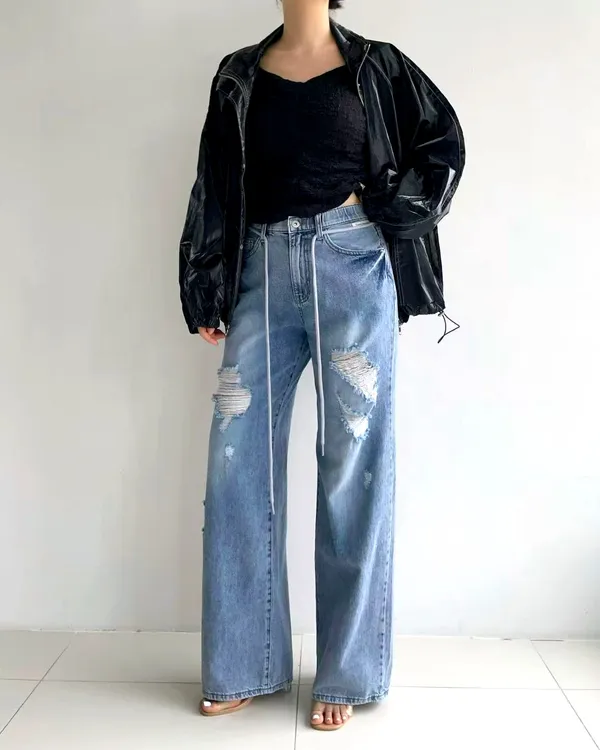 Fashionable Ripped Loose Jeans for a Comfortable Casual Look