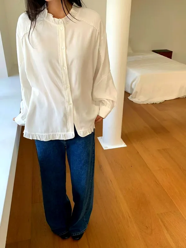 Stylish Minimalist White Shirt, Essential for an Elegant Look