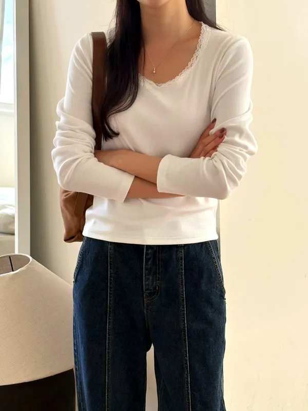 優雅蕾絲邊白色T恤，舒適百搭