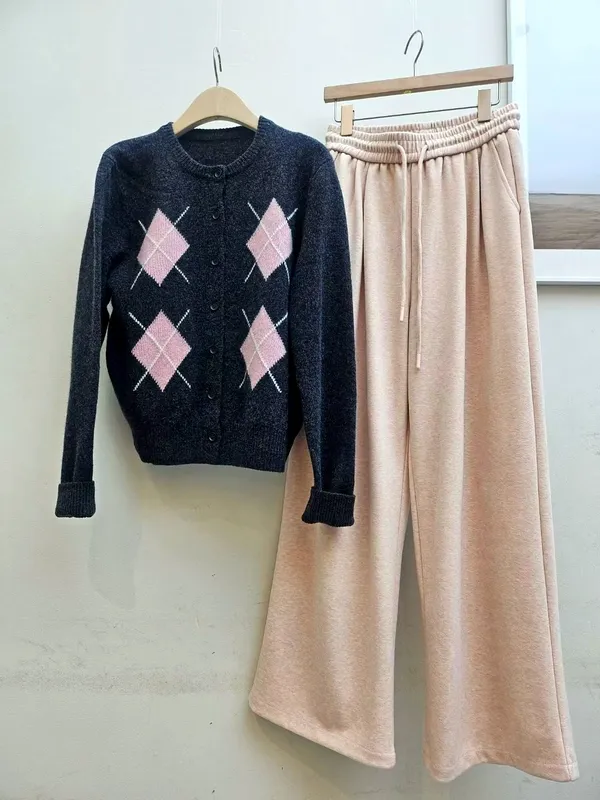 Chic Knitted Cardigan, Elegant Style Perfect for Spring and Autumn