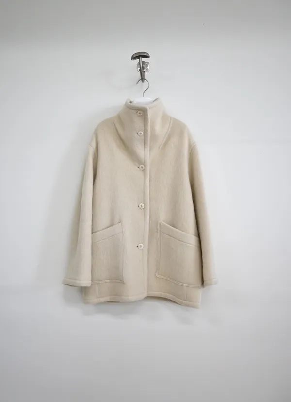 Elegant and Minimalist Wool Coat, Warm and Comfortable