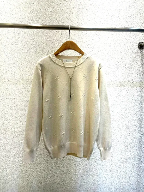 Elegant and Minimalist Knitted Top, Comfortable and Versatile
