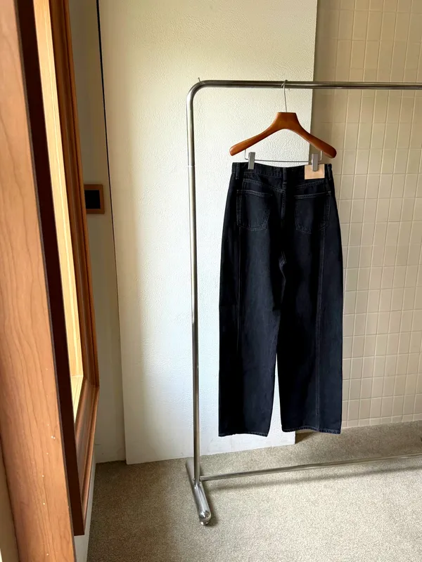 Stylish High-Waisted Jeans for an Elegant Look