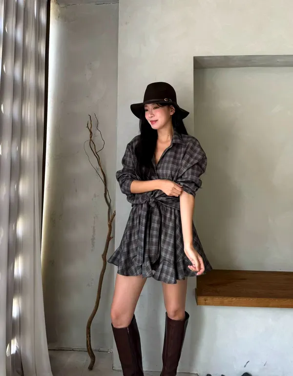 優雅格紋女裝套裝，時尚休閒風