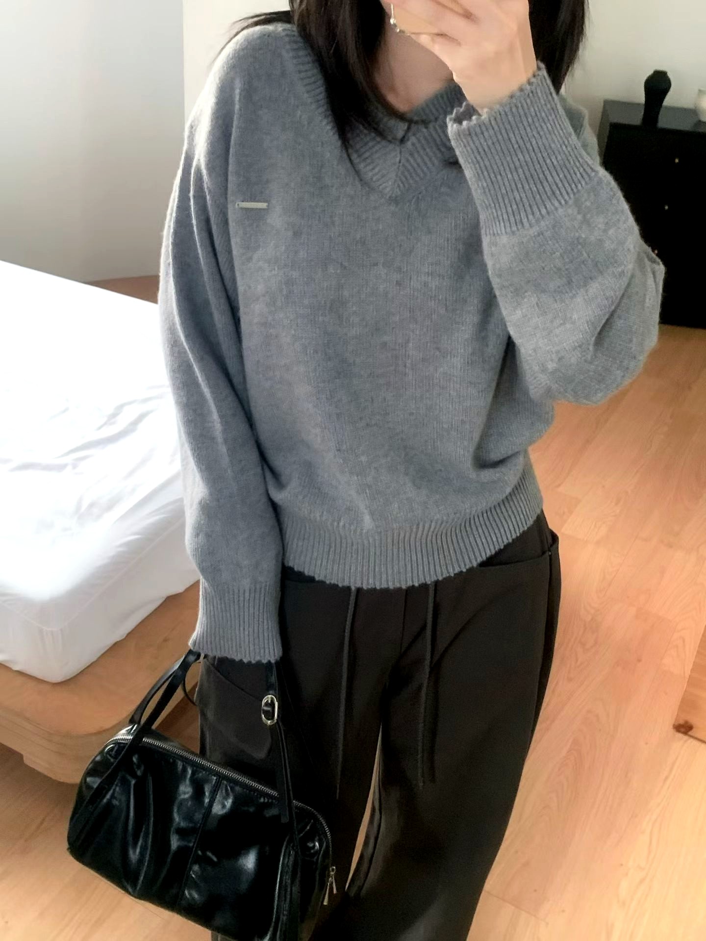 스타일리시한 회색 V넥 니트 탑, 편안하고 다재다능한