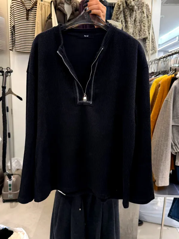 Stylish and Minimalist Women's Sweater, Comfortable and Versatile