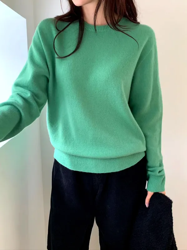 Stylish and Comfortable Green Women's Top, Perfect for Fall and Winter