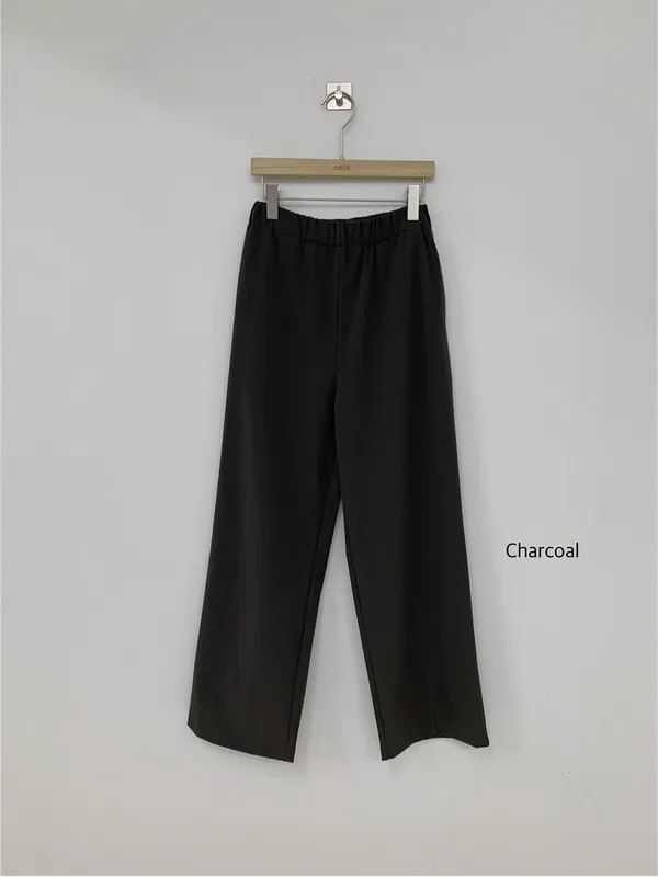 Fashionable Loose Black Trousers for a Comfortable Casual Look