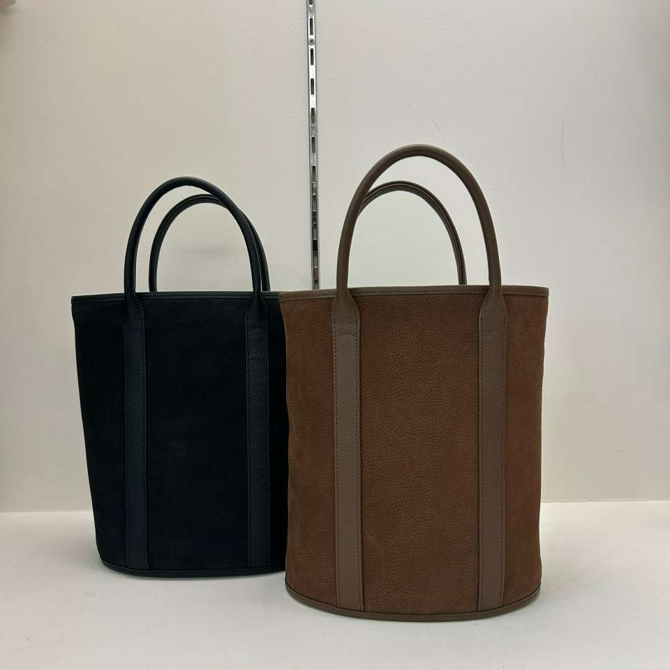 Stylish Minimalist Tote Bag - Elegant and Versatile