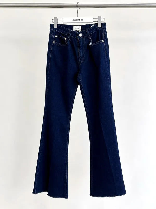Stylish High-Waisted Jeans to Showcase Your Elegant Silhouette