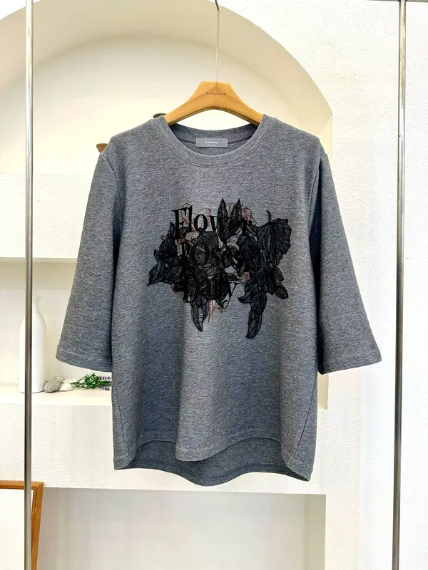 時尚花卉刺繡女裝上衣，舒適休閒風