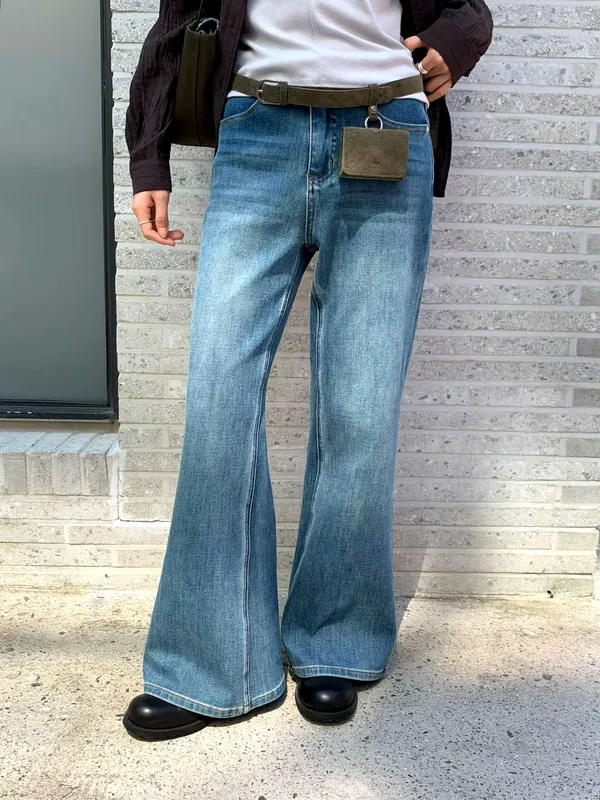 Stylish High-Waisted Jeans to Showcase Your Elegance