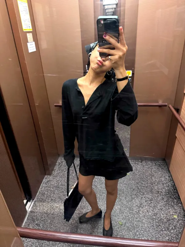 Stylish and Minimalist Black Women's T-Shirt - Comfortable and Versatile