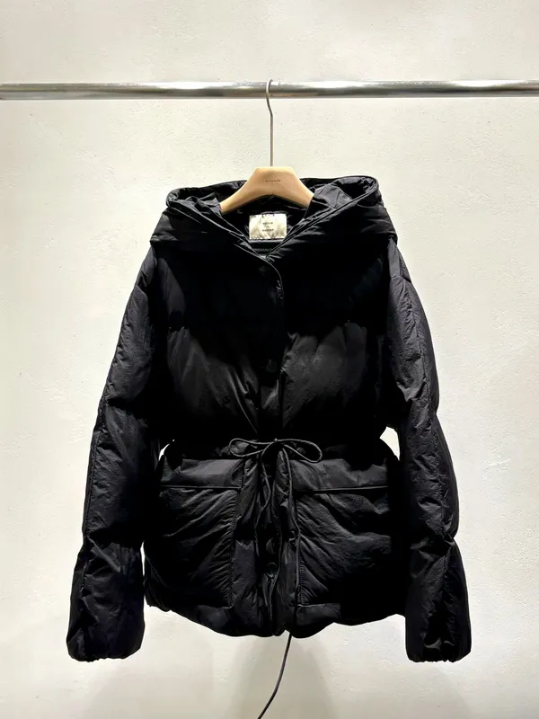 Fashionable and Minimalist Women's Down Jacket, Warm and Comfortable, Lightweight Design