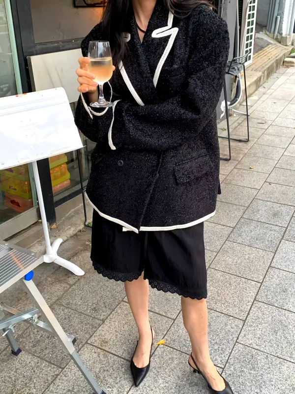 Stylish Black Jacket - Elegant and Versatile for Any Occasion