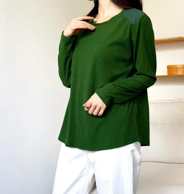Stylish Minimalist Green Women's Top, Comfortable and Versatile