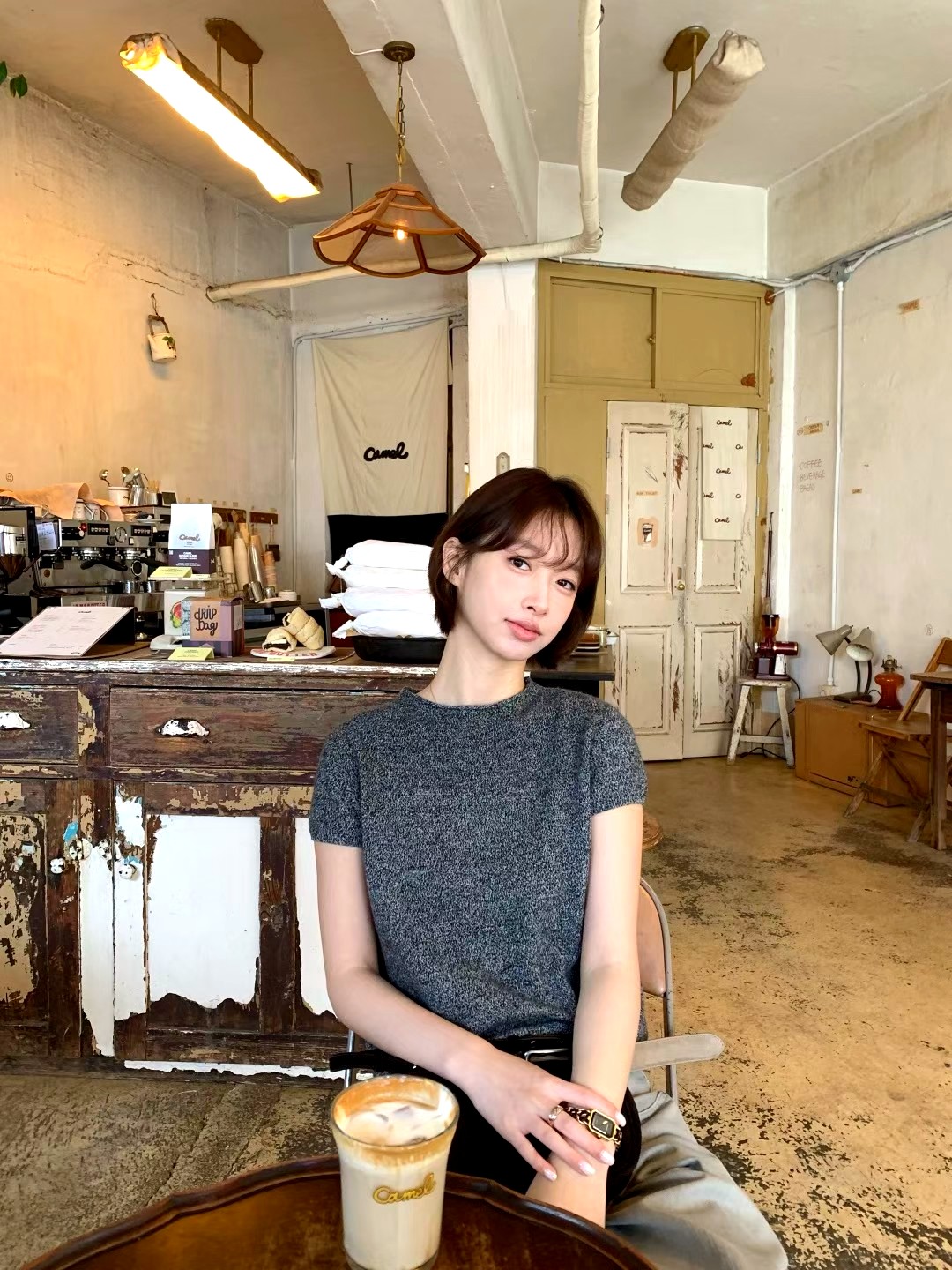 스타일리시하고 미니멀한 반팔 탑, 편안하고 통기성이 뛰어난 여름 필수 아이템