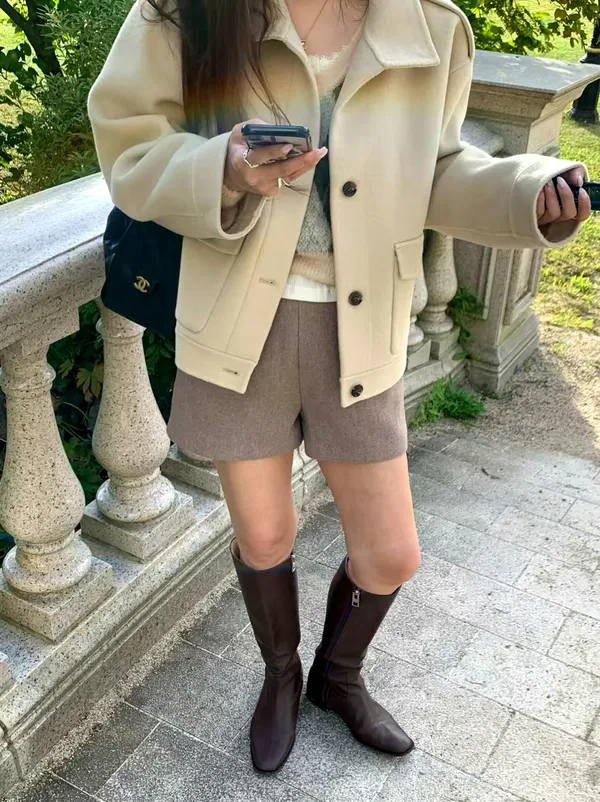 スタイリッシュでミニマリストな女性用ジャケット、エレガントで万能