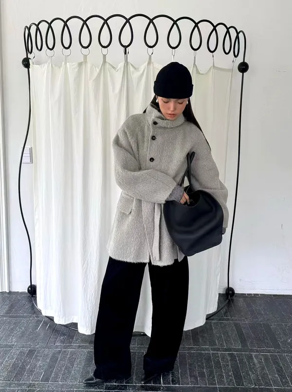 Stylish Minimalist Women's Coat - Warm and Comfortable