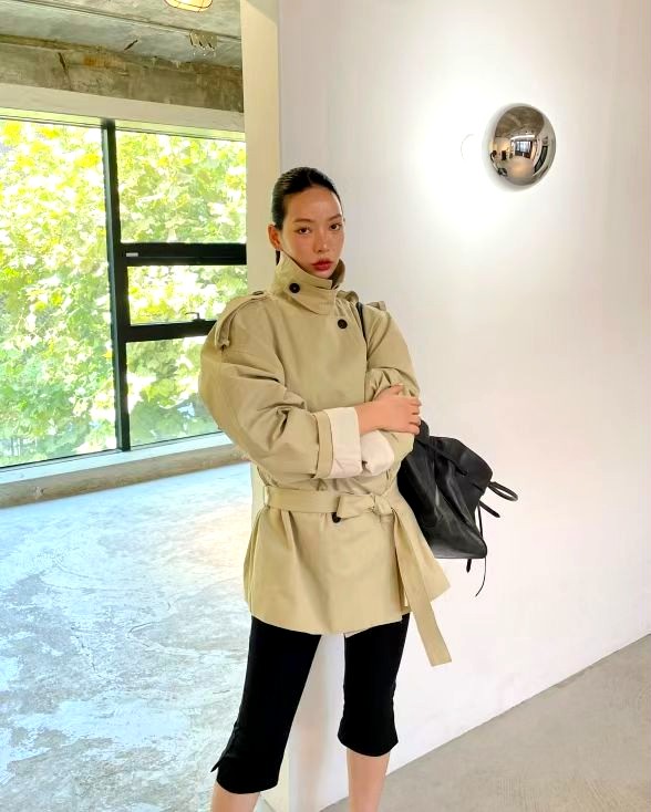 스타일리시하고 미니멀한 여성 트렌치 코트
