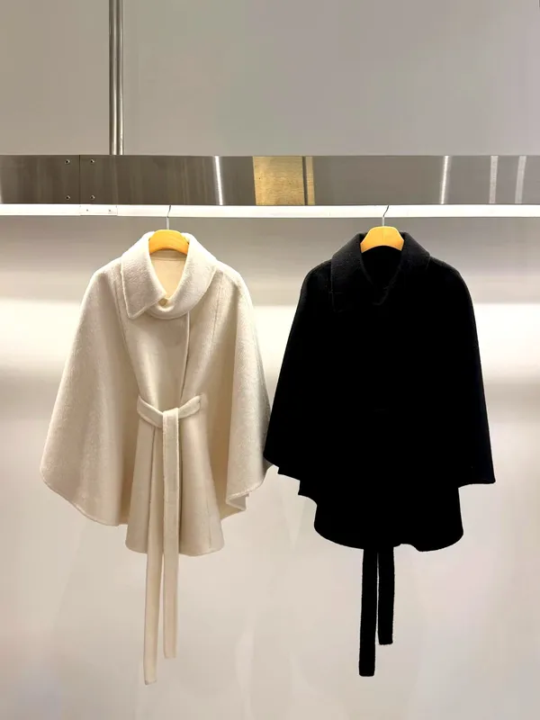 Stylish and Minimalist Women's Jacket - Elegant and Versatile