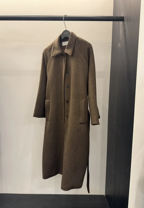 Elegant Long Wool Coat for a Warm and Comfortable Winter
