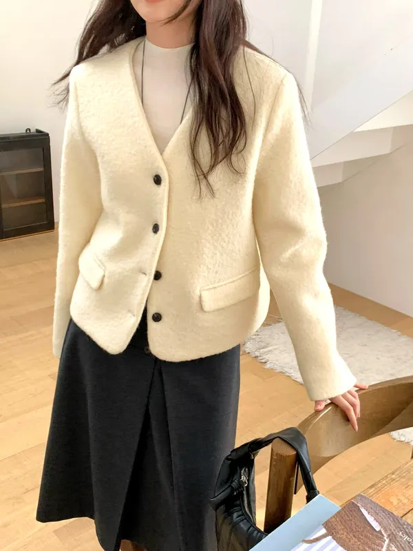 Elegant and Minimalist Women's Jacket - Warm and Comfortable