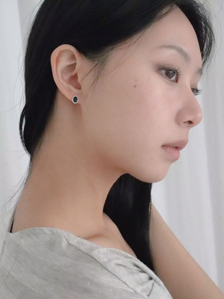 Elegant Black Stud Earrings - A Must-Have for Chic Style