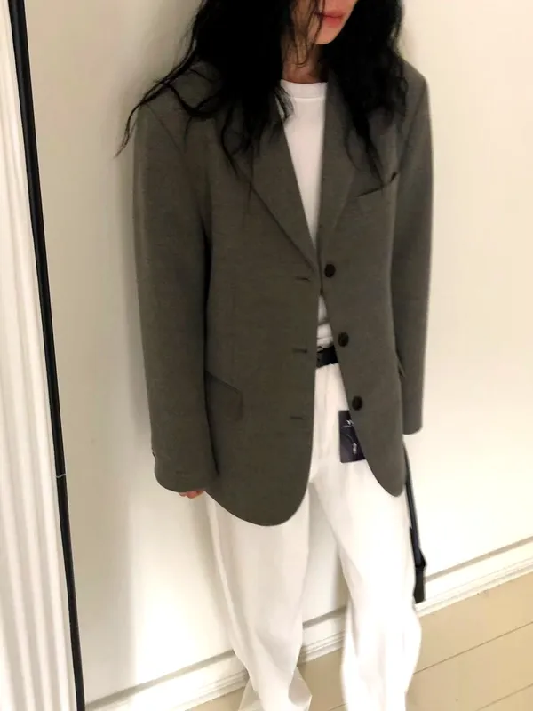Stylish and Minimalist Women's Jacket with Elegant Slim Fit Design