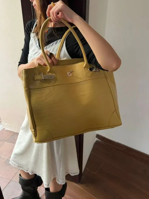 Stylish Minimalist Black Tote Bag Made of Premium Leather