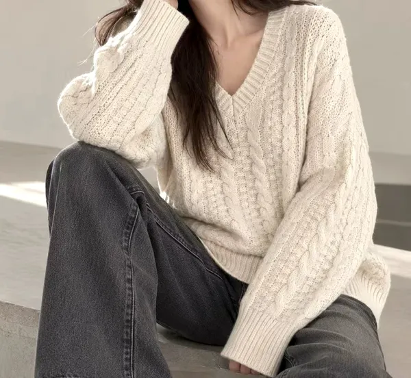 Fashionable Knitted Sweater - A Must-Have for Warmth and Comfort This Fall and Winter